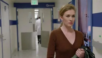 El suéter marrón de cachemira, cuello en V, de Alice Vaughan (Mireille Enos) en The Catch
