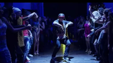 The sneakers Vans Old Skool Navy in the clip Picture me rollin' by Chris Brown