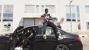Les sneakers Puma blanches de Spri Noir dans son clip Baby Gyal