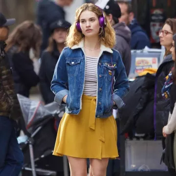 American Apparel Jaune jupe portée par Debora (Lily James) comme on le voit dans le système ont l'ensemble de Bébé de Pilote