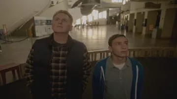 Le sweat bleu de Sam Gardner (Keir Gilchrist) dans Atypical S01E01