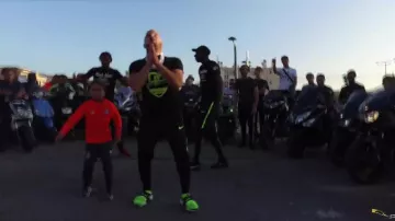 La camiseta Jul's Platinum Gold en su video musical Es el sonido de rascarse