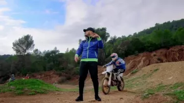 La chaqueta de jogging Puma de Jul en su clip ¿Quién dijo?