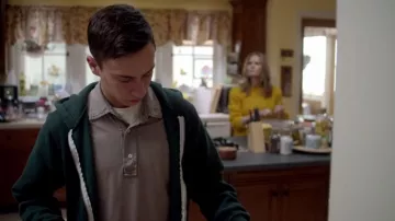 Le sweat vert de Sam Gard­ner (Keir Gil­christ) dans Aty­pi­cal S01E01