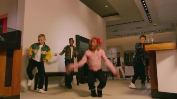 Sneakers Nike Air Jordan I Retro High "OG" in the clip of Macklemore feat. Lil Yatchy