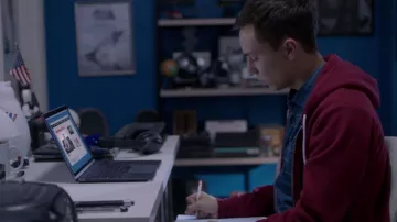 Le sweat rouge de Sam Gard­ner (Keir Gil­christ) dans Aty­pi­cal S01E04