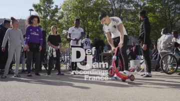 Les claquettes Lacoste d'alrima dans le clip Claquettes chaussettes