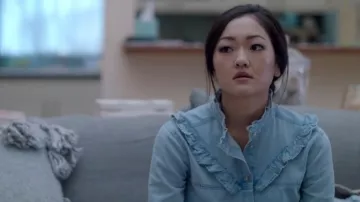 The shirt ruffled denim Motorcycle Julia Sasaki (Amy Okuda) in Atypical S01E03