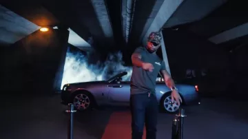 La ceinture en cuir Giu­seppe Zanotti de Rohff dans son clip Saturne