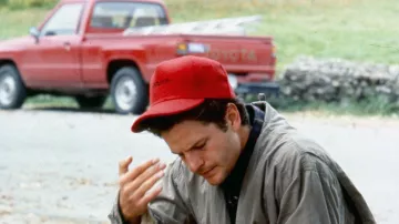 La gorra roja de Louis Creed (Dale Midkiff) en Simetierre
