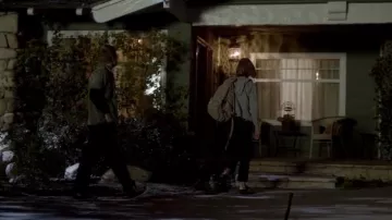 Les sneakers Adidas de Casey Gardner (Brigette Lundy Paine) dans Atypical S01E04