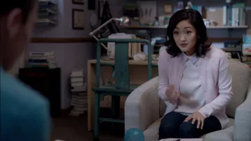 The vest pink J. Crew wool of Julia Saski (Amy Okuda) in Atypical S01E01