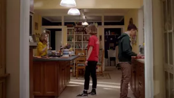 Les Vans montantes noires de Casey Gardner (Brigette Lundy Paine) dans Atypical S01E01