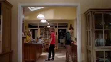 Les chaussures montantes noires de Casey Gardner (Brigette Lundy Paine) dans Atypical S01E01