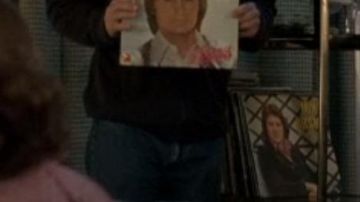 The vinyl of Mike Brant in the movie The guest