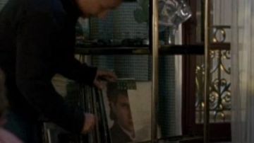 Disco de vinilo de Daniel Balavoine en la película The Guest