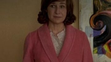 The bathrobe salmon of Colette (Valérie Lemercier) in the film The guest