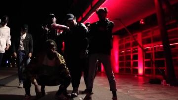 Zapatillas Rising Converse All Star en el clip de Assy's Ghost Brigade