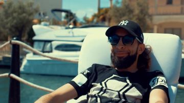 La camiseta de Philipp Plein en el clip Ma 6-T j'vends de mmz