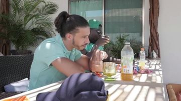 Le polo Lacoste bleu ciel dans le clip j'suis QLF de PNL