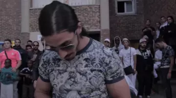 Le t-shirt Dolce & Gab­bana Baroque dans le clip Dans ta rue de PNL