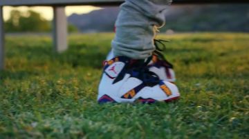 Zapatillas Nike Air Jordan VII "Sweater" en el video musical little more de Chris Brown