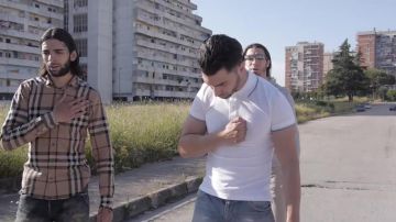 El polo blanco Armani Jeans de Ademo en el clip El mundo o nada de PNL