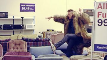 Sneakers Vans Slip On of Macklemore in the clip Thrift Shop (feat. Wanz) by Macklemore and Ryan Lewis