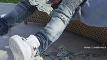 Zapatillas Nike Air Jordan IV White en el vídeo musical de Kompressa de Grizzly-J