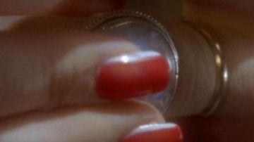 La bague pierre de lune de Madame Irma (Didier Bourdon) dans le film Madame Irma