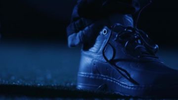 Las zapatillas Nike Air Force 1 negras en el clip Estamos de los nervios de la broma