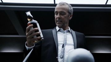 La bouteille de scotch de Dr. Holden Radcliffe (John Hannah) dans Marvel: Agents of the Shield