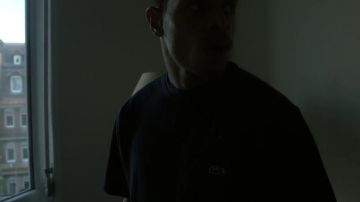 Le t-shirt Lacoste bleu marine de Ash Kidd dans le clip Nostalgie