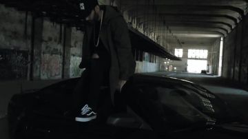 The sneakers Vans Old Skool to The Weasel in her video clip Drowned