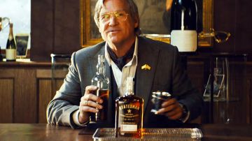 La bouteille de Whisky Old Forester de l'Agent Champagne (Jeff Bridges) dans Kingsman 2 : Le cercle d'or