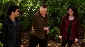 La veste rouge zippée de Happy Quinn (Jadyn Wong) dans Scorpion S03E19