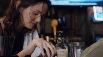 La bouteille de Whisky Balvenie de Katie Bowman (Sarah Wayne Callies) dans Colony