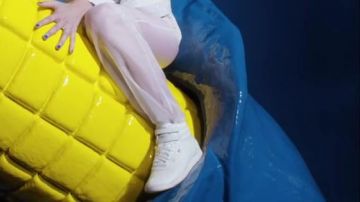 Zapatillas blancas Reebok hi freestyle de Yelle en el vídeo Complètement fou