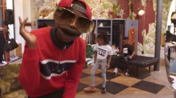 Sunglasses Aviator Ray-Ban of MHD in her video clip Afro Trap Pt. 8 (Never)