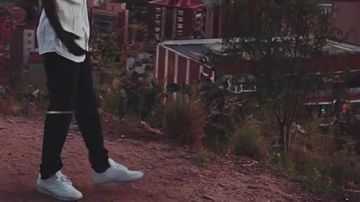 Zapatillas Reebok Classic blancas en el clip de Alpha Wann en Barcelona