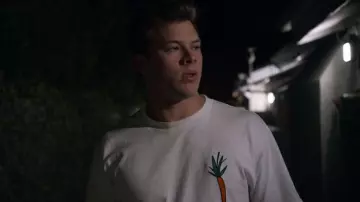 Le T-shirt carotte de Dylan Maxwell (Jimmy Tatro) dans American Vandal S01E08