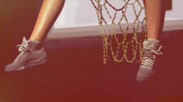 Sneakers Nike Air Jordan 5 retro Miley Cyrus in the clip 23