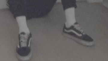 The sneakers Vans old skool, in the clip 3afia of Sneazzy