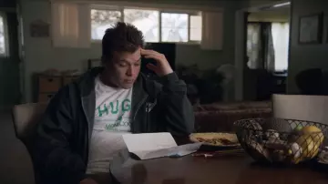 Le sweat noir de Dylan Maxwell (Jimmy Tatro) dans American Vandal S01E08