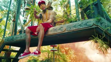 The sneakers Vans authentic red in the clip Hookah by Tyga
