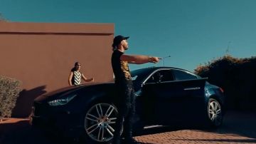 Dsquared2 vaqueros en el clip Mal comportamiento de Djadja & Dinaz