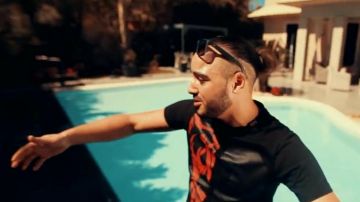 La camiseta en el clip Mal comportamiento de Djadja & Dinaz