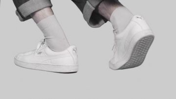 Les sneakers Puma Classic blanches dans le clip R2D2 de Lomepal