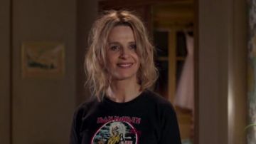 Camiseta de The Iron Maiden Killers de Mado (Juliette Binoche) en Telle mère telle fille