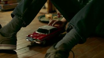 El modelo a escala del Plymouth Fury Christine en la habitación de Jake (Tom Taylor) en The Dark Tower